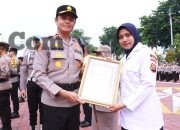 Wujud Apresiasi, Kapolres Gresik Beri Penghargaan kepada 25 Personel dan Warga yang Berdedikasi