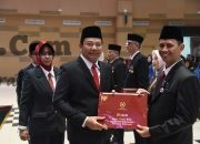 Bupati Serahkan Tanda Kehormatan Satyalancana Karya Satya