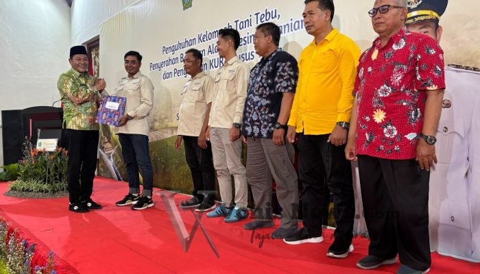 Bupati Sidoarjo Kukuhkan Kelompok Tani, Serahkan Bantuan Alsintan dan Salurkan Kredit Usaha Rakyat