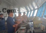 Pastikan Penumpang Aman Selama Nataru, Satpolairud Polres Gresik Cek Kelayakan Kapal