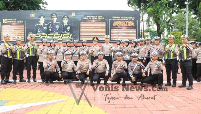 Momen Haru, Kapolres Gresik AKBP Rovan Richard Mahenu Pimpin Apel Terakhir dan Titipkan Doa untuk Anggota