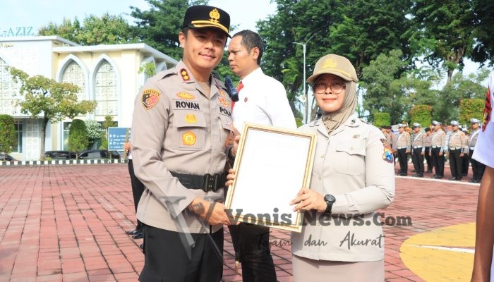Kapolres Gresik Beri Penghargaan, Dedikasi Polisi dan Warga Jadi Teladan