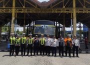 Satlantas Polres Gresik Sapa Driver dan Ramp Check Bus demi Keselamatan Penumpang