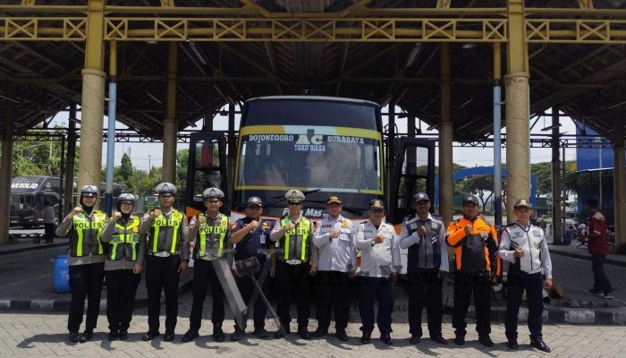 Satlantas Polres Gresik Sapa Driver dan Ramp Check Bus demi Keselamatan Penumpang