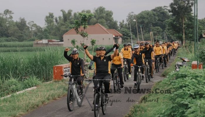 Keliling Kampung Bersepeda, Kapolres Kediri Ajak Warga Jaga Lingkungan