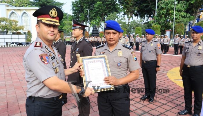 Kapolres Gresik Apresiasi Dedikasi Personel, 63 Anggota Terima Penghargaan dan Satyalancana