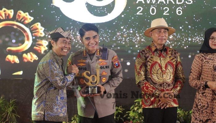 Kapolresta Banyuwangi Terima Sun Rise of Java Award 2026 dari Jawa Pos Radar Banyuwangi
