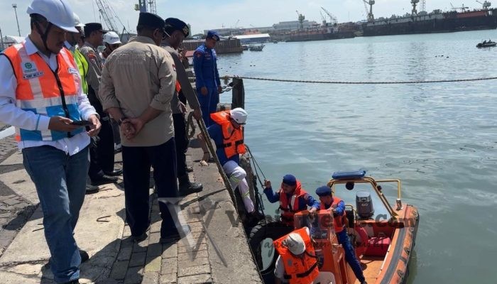 Gercep Pelindo Regional 3 Evakuasi Insiden Kapal Pacific 88 di Dermaga Jamrud Selatan