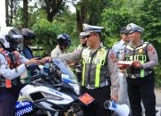 Pendekatan Humanis Satlantas Polres Gresik, Pengguna Jalan Tertib Diganjar Cokelat