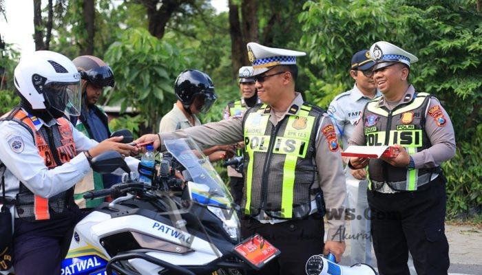 Pendekatan Humanis Satlantas Polres Gresik, Pengguna Jalan Tertib Diganjar Cokelat