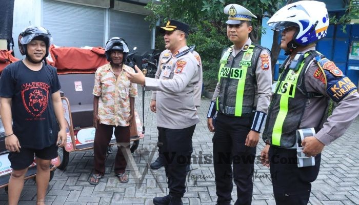 Aksi Humanis Operasi Keselamatan Semeru, Kapolres Gresik Bagikan Helm Gratis untuk Pengemudi Becak Listrik