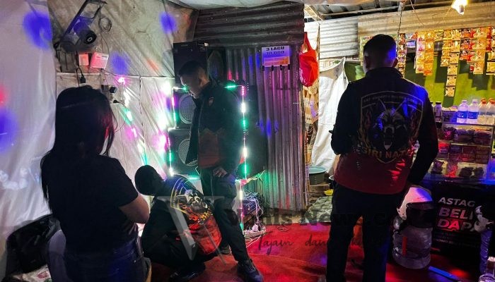 Polres Gresik Sikat Peredaran Miras di Menganti, Puluhan Botol Diamankan dari Warung Karaoke