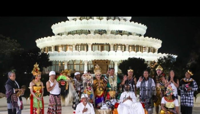 Jelajahi Tempat Suci Seantero Nusantara, Gung Aji Mangku Rayakan Siwalatri di India