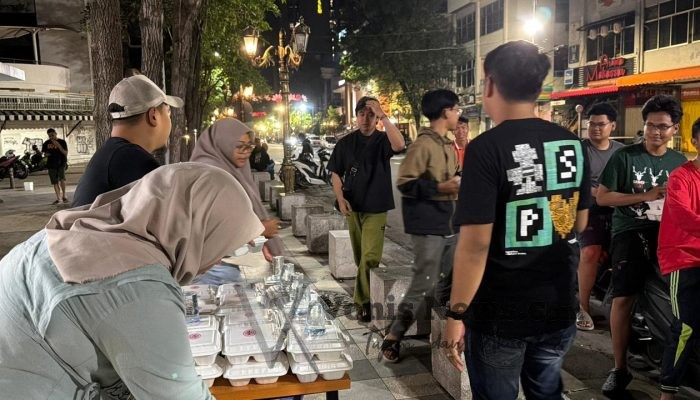 Cahaya di Jalan Tunjungan: Menghidupkan Tradisi Berbagi Sahur di Jantung Surabaya