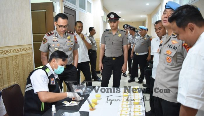 Pastikan Bersih Narkoba, Polres Gresik Gelar Tes Urine Mendadak untuk Personel