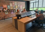 Sat Binmas Polres Gresik Sapa Warga Lewat Radio, Gaungkan Pesan Kamtibmas Selama Ramadhan