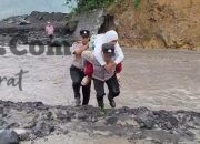 Aksi Heroik Polisi di Lumajang, Gendong Siswa SD Seberangi Lahar Dingin Semeru Demi Keselamatan
