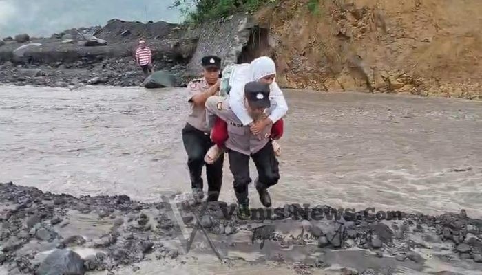 Aksi Heroik Polisi di Lumajang, Gendong Siswa SD Seberangi Lahar Dingin Semeru Demi Keselamatan