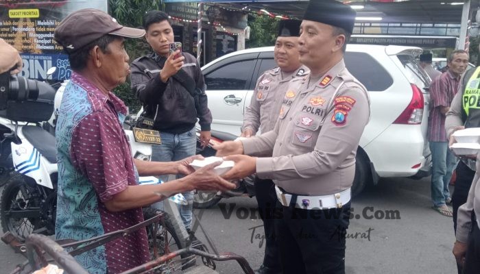 Satlantas Polres Pelabuhan Tanjung Perak Berbagi Takjil, Tebar Kebaikan dan Edukasi Tertib Lalu Lintas di Bulan Ramadan