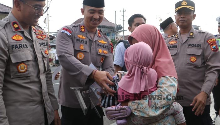 Polres Kebumen Bagi Takjil dan Edukasi Kamtibmas saat Ngabuburit di Alun-alun Pancasila