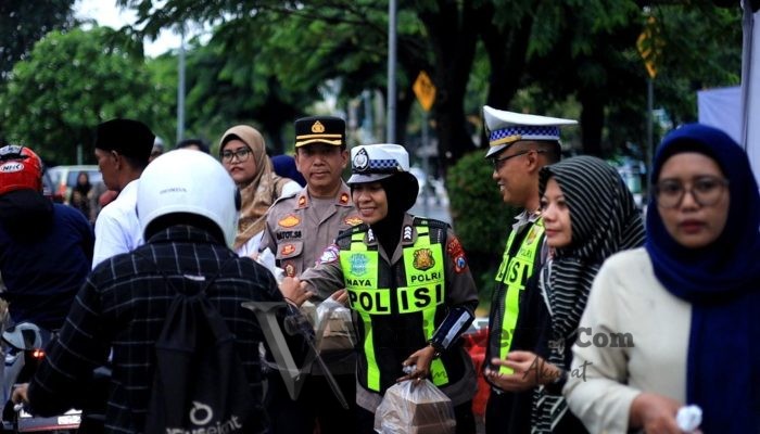 Program Polantas Menyapa, Satlantas Polres Gresik dan REI Bagi Takjil untuk Pengguna Jalan