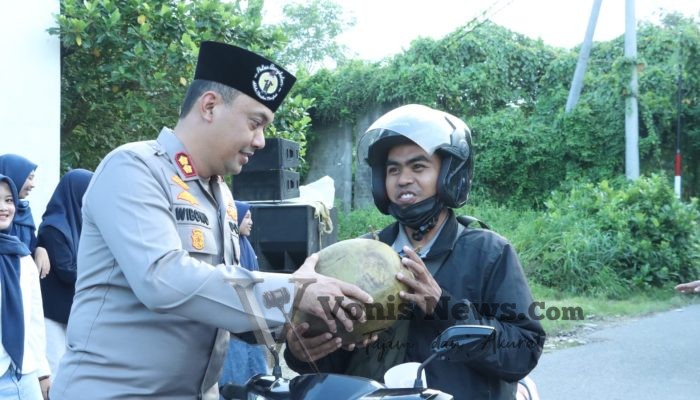 Jalin Sinergitas, Kapolres Bangkalan Bagi-Bagi Takjil Bersama Mahasiswa di Depan Pos Pandabah Kamal