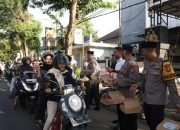 Kapolres Tuban Ajak Komunitas Ojol Bagikan 500 Paket Takjil di Depan Mapolres Saat Ramadan