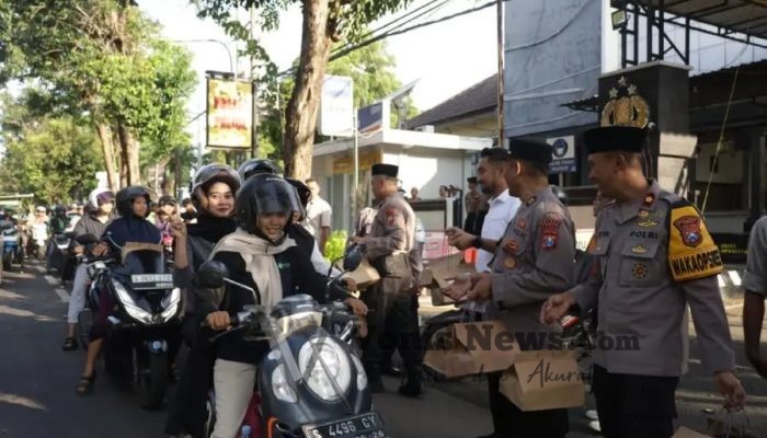 Kapolres Tuban Ajak Komunitas Ojol Bagikan 500 Paket Takjil di Depan Mapolres Saat Ramadan