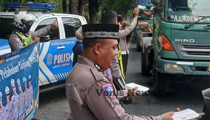 Satlantas Polres Pelabuhan Tanjung Perak Bagikan 150 Paket Takjil kepada Pengendara di Jalan Palembum Surabaya