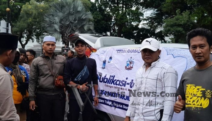 Wujud Syukur, Media Publikasiterkini.com Bagikan Takjil Gratis di Kawasan Jembatan Merah Surabaya