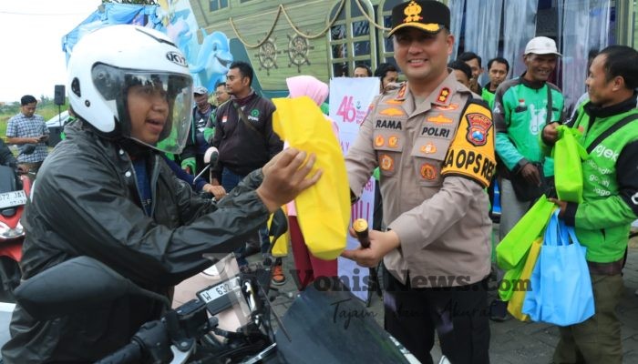 Wujud Kepedulian, Kapolres Gresik Bersama Bhayangkari Sambangi Pos Pengamanan Bagikan Hampers Lebaran