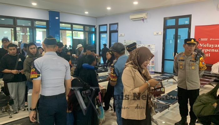 60 Penumpang Bawean Terlantar Semalaman, Polres Gresik dan Pelindo Hadir Beri Solusi dan Kepastian