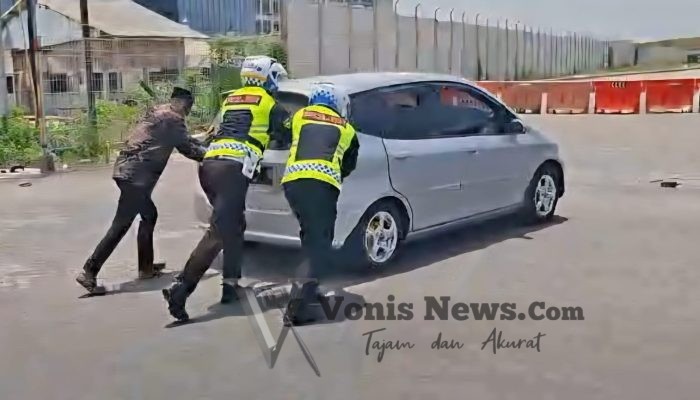Respons Cepat Polantas Gresik Tangani Kendaraan Mogok di Sembayat, Arus Mudik Kembali Lancar