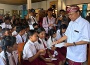 Gubernur Bali Wayan Koster Salurkan Bantuan Rp129 Juta untuk Korban Banjir dan Siswa SDN 5 Banjar Buleleng
