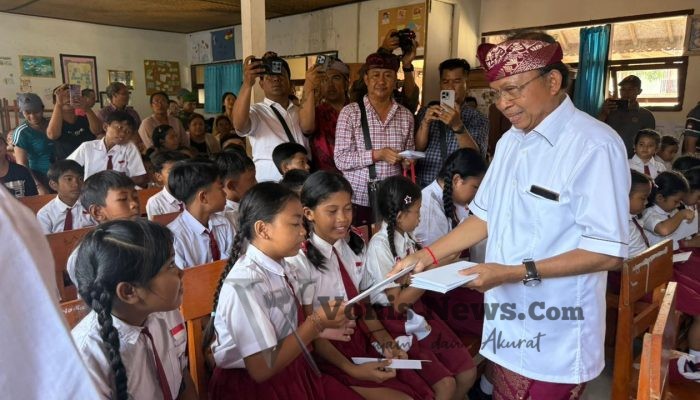 Gubernur Bali Wayan Koster Salurkan Bantuan Rp129 Juta untuk Korban Banjir dan Siswa SDN 5 Banjar Buleleng