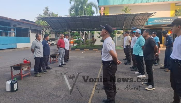 Satuan Pengamanan PT Haleyora Powerindo Tingkatkan Kesiapsiagaan Lewat Refreshment Penanganan Kebakaran di Kompleks PLN Ketintang.