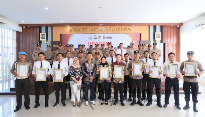 Kapolres Gresik Beri Reward Personel Berprestasi, Dorong Semangat Pengabdian dan Pelayanan Prima