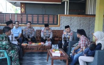 Wakapolda Jatim dan Kapolres Gresik Takziah ke Keluarga Kusaeni, Perkuat Kepedulian dan Kedekatan Polri dengan Masyarakat
