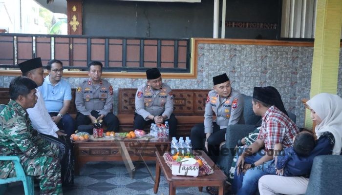 Wakapolda Jatim dan Kapolres Gresik Takziah ke Keluarga Kusaeni, Perkuat Kepedulian dan Kedekatan Polri dengan Masyarakat