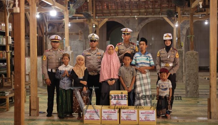 Polres Gresik Peduli Sesama, Satlantas Bersama Taruna Akpol Salurkan Bantuan Sosial kepada Warga dan Panti Asuhan