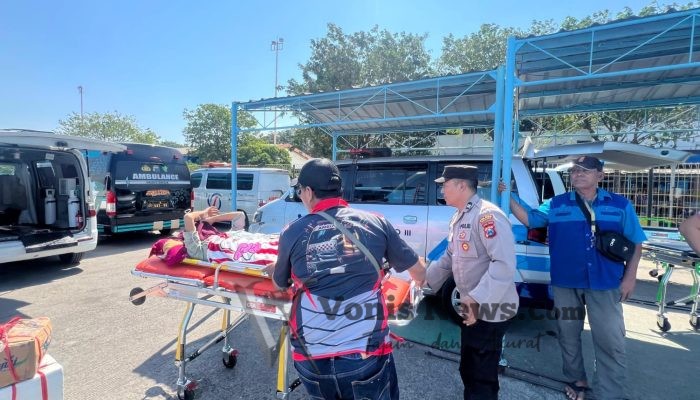 Sidokkes Polres Gresik Berikan Layanan Ambulans Gratis bagi Pasien Asal Bawean Menuju RSUD Ibnu Sina