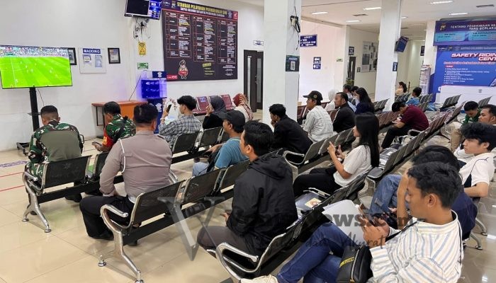 Cegah Kebosanan Saat Antre, Satlantas Polrestabes Surabaya Gelar Nobar Piala Dunia 2026 di Ruang Tunggu Satpas SIM Colombo