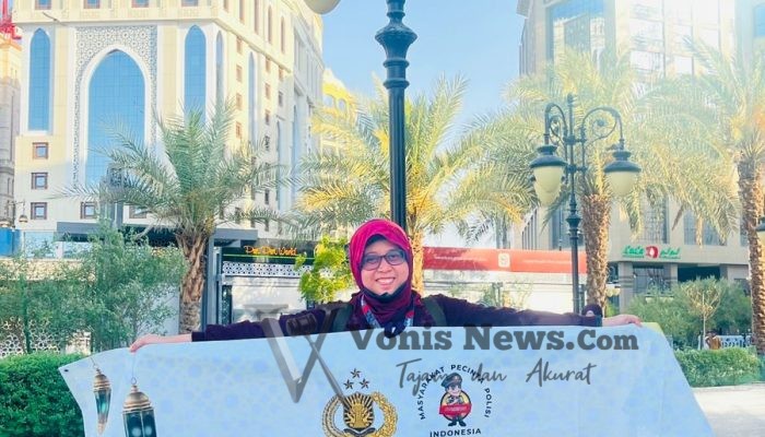 Tangis Haru Guru PAUD Pecah, Kapolri Jenderal Listyo Sigit Wujudkan Mimpi Umroh ke Tanah Suci
