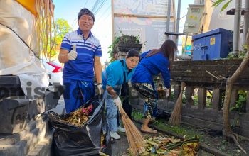 Serangkaian HUT Ke-25 Partai Demokrat, Demokrat Bali Gelar Aksi Ngayah Bersih-Bersih di Pura Dalem Kahyangan Badung