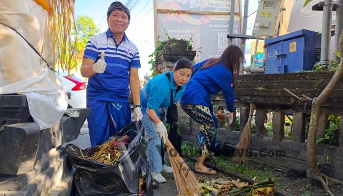 Serangkaian HUT Ke-25 Partai Demokrat, Demokrat Bali Gelar Aksi Ngayah Bersih-Bersih di Pura Dalem Kahyangan Badung