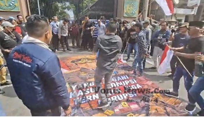 Lempar Telur Busuk ke Spanduk Bergambar Febrie Adriansyah, Aksi AMI di Kejati Jatim Soroti Tuntutan Penegakan Hukum
