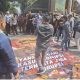 Lempar Telur Busuk ke Spanduk Bergambar Febrie Adriansyah, Aksi AMI di Kejati Jatim Soroti Tuntutan Penegakan Hukum