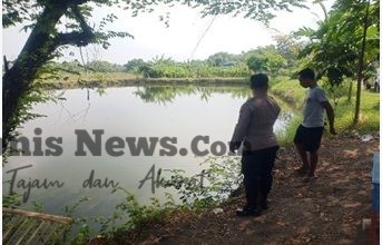 Dukung Ketahanan Pangan Nasional, Polsek Kedamean Pantau Budidaya Ikan di Waduk Desa Menunggal