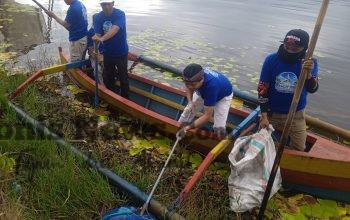 Gerakan Langit Biru Partai Demokrat Tebar Ribuan Ikan Mujair dan Bersihkan Danau Beratan