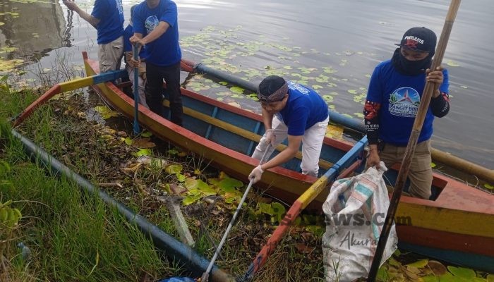 Gerakan Langit Biru Partai Demokrat Tebar Ribuan Ikan Mujair dan Bersihkan Danau Beratan